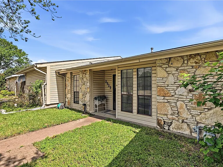 2523 Longmire Dr — Photo 2