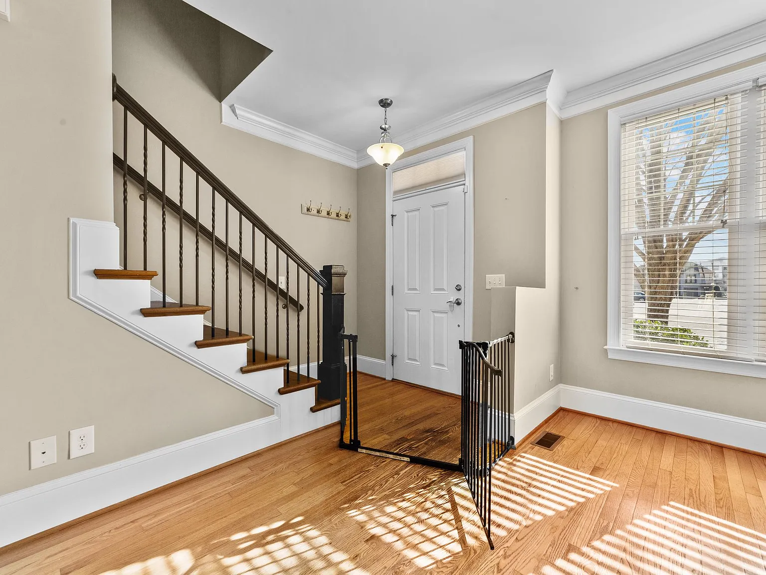 3 bed, 3.5 bath, 1737 sqft, $1,900 — Photo 2