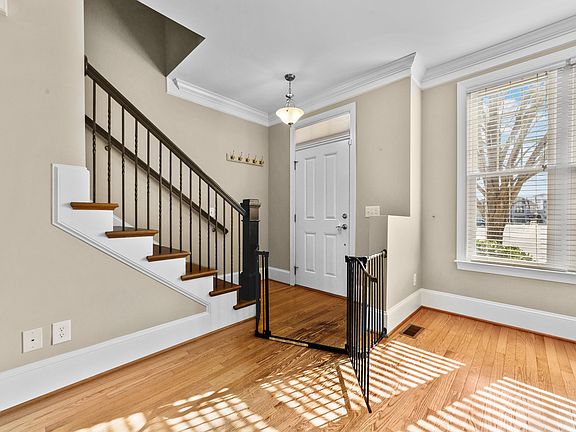 2nd image of 172 Finsbury St