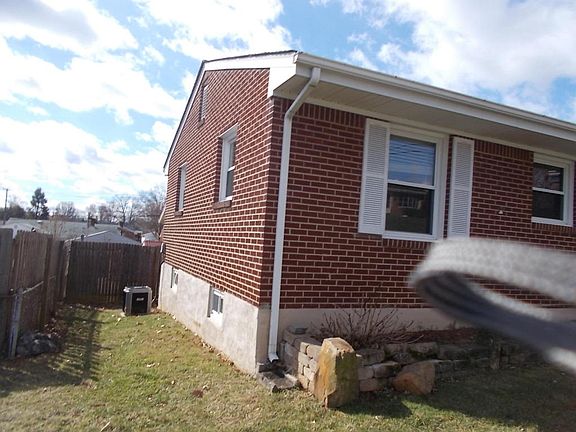 5th image of 141 Maplelawn Ave NE
