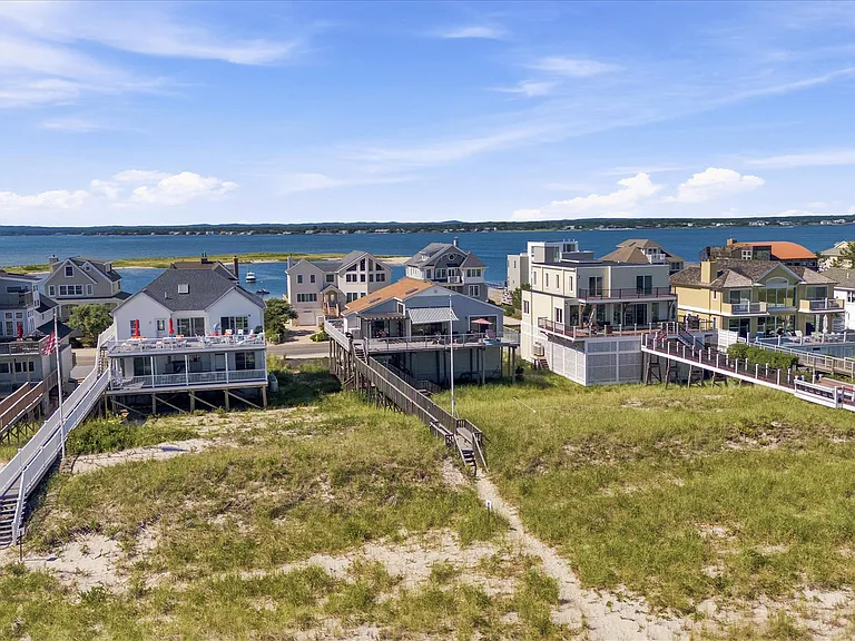 717 Dune Rd — Photo 19