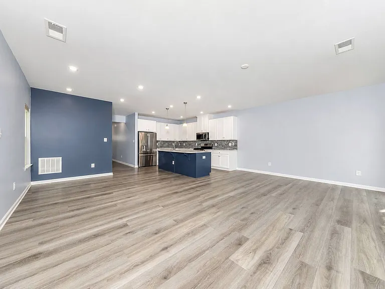 141 Stegg St — Photo 3