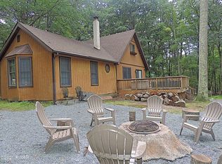 384 Oak Hill Rd, Hawley, PA 18428