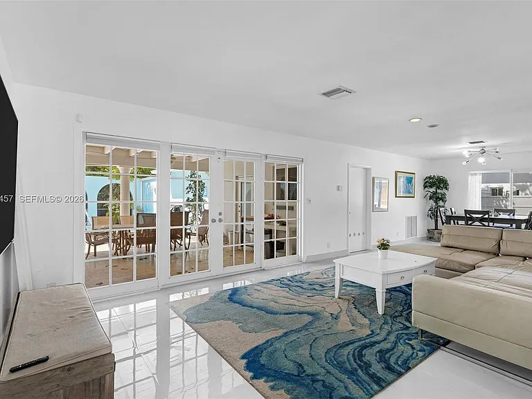 633 N Crescent Dr — Photo 15