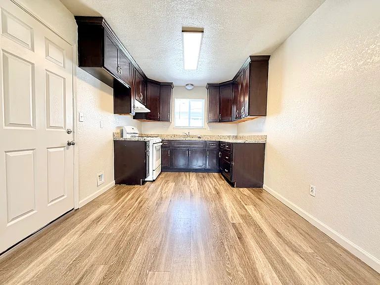 714 S Sequoia Ave — Photo 3