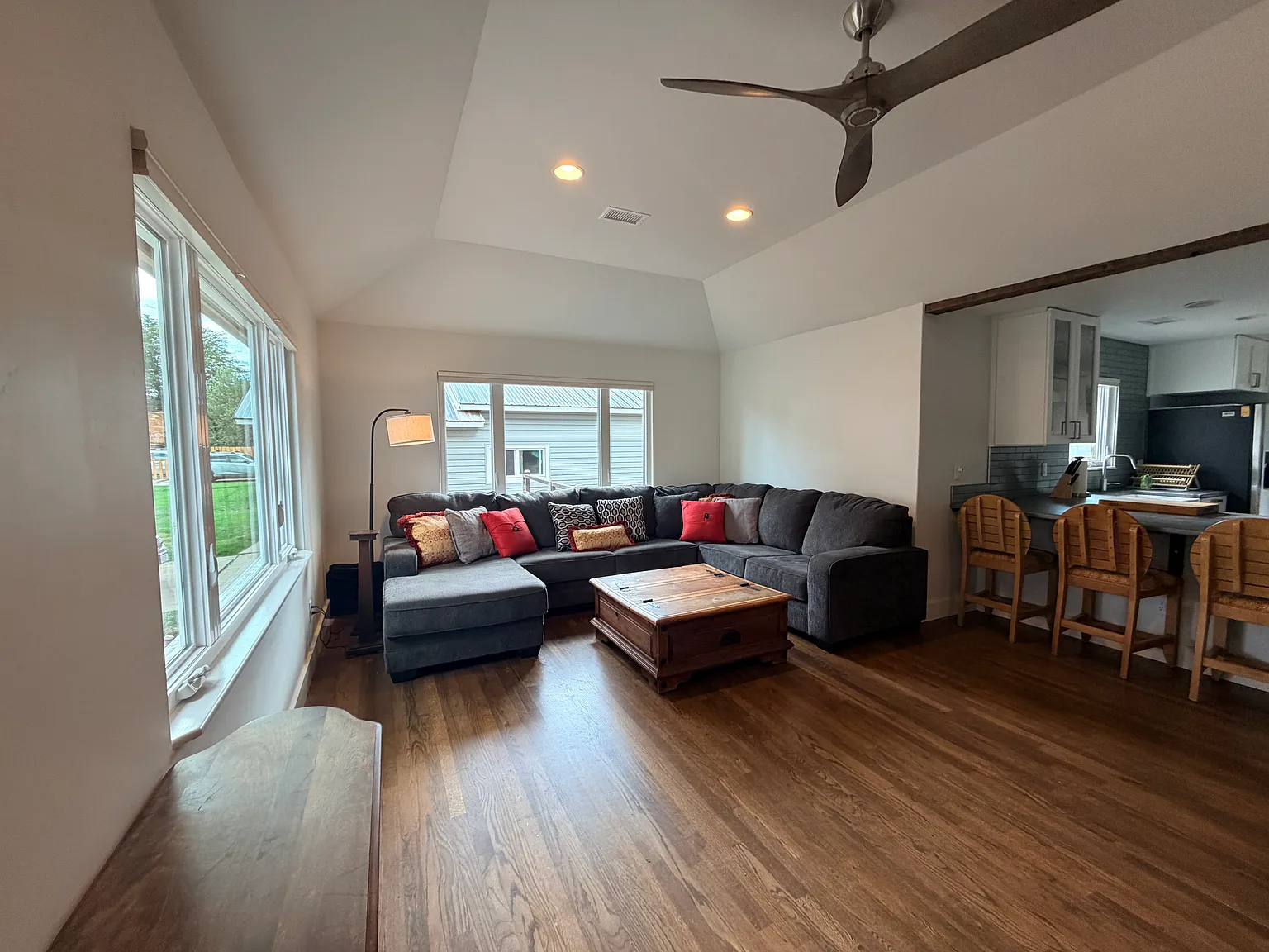 5 bed, 2400 sqft, $4,750 — Photo 4