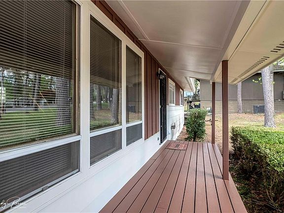 4th image of 6 Oxford Ln