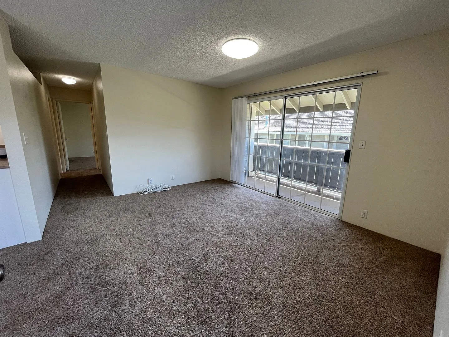 $2,500 Waipahu (Royal Palm at Waipio) - Great Location - 2 bedroom townhome with A/C & 1 parking — Photo 2