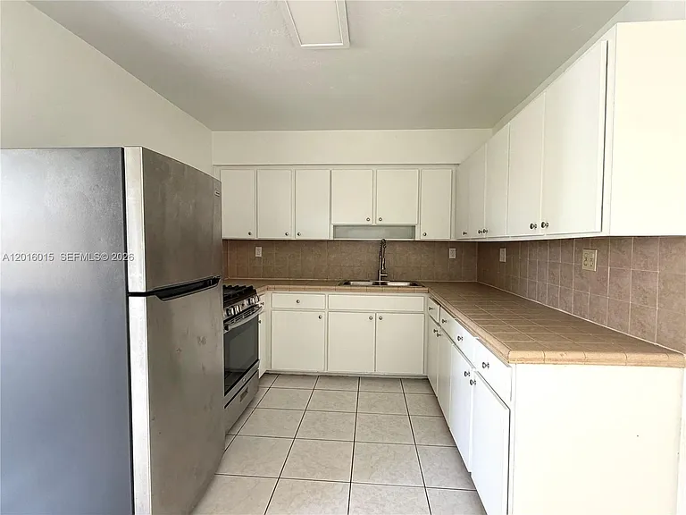 1740 SW 47th Ave — Photo 3