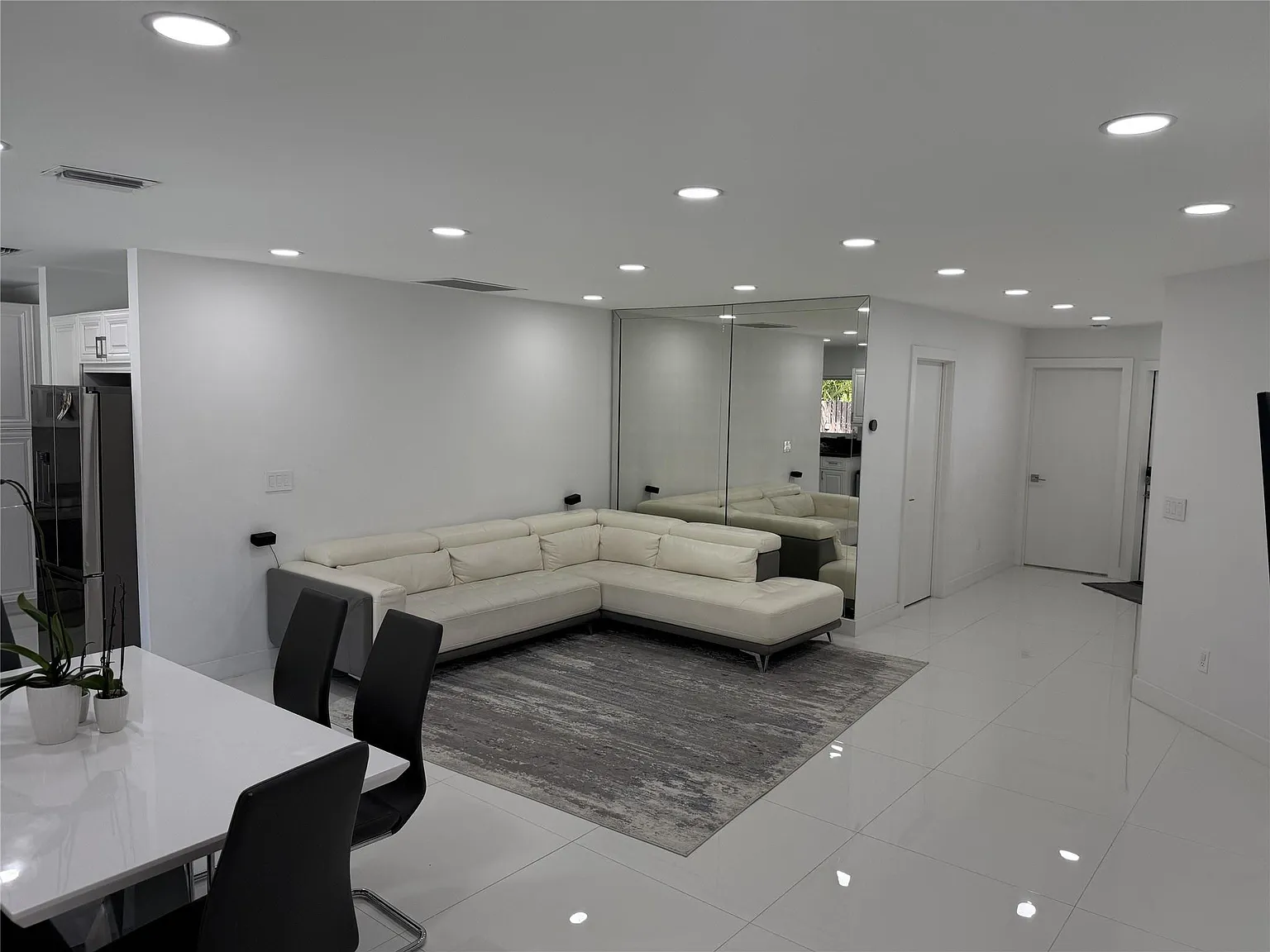 3 bed, 2.0 bath, 1124 sqft, $3,195 — Photo 2