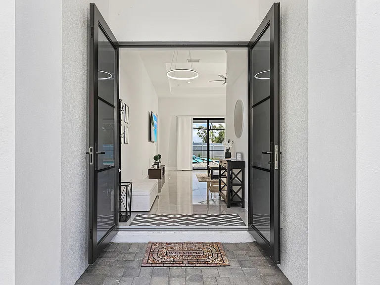 834 SW 10th St — Photo 2
