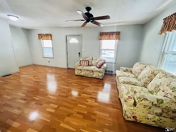 2nd image of 425 Bentley Dr