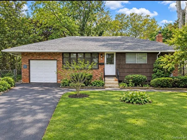 5 Pebble Lane, South Huntington, NY 11746