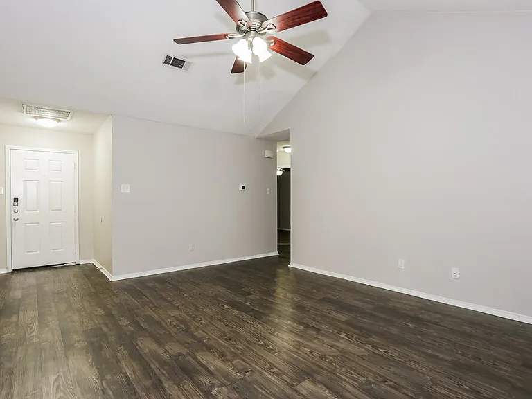 704 Stonebrooke Dr — Photo 5