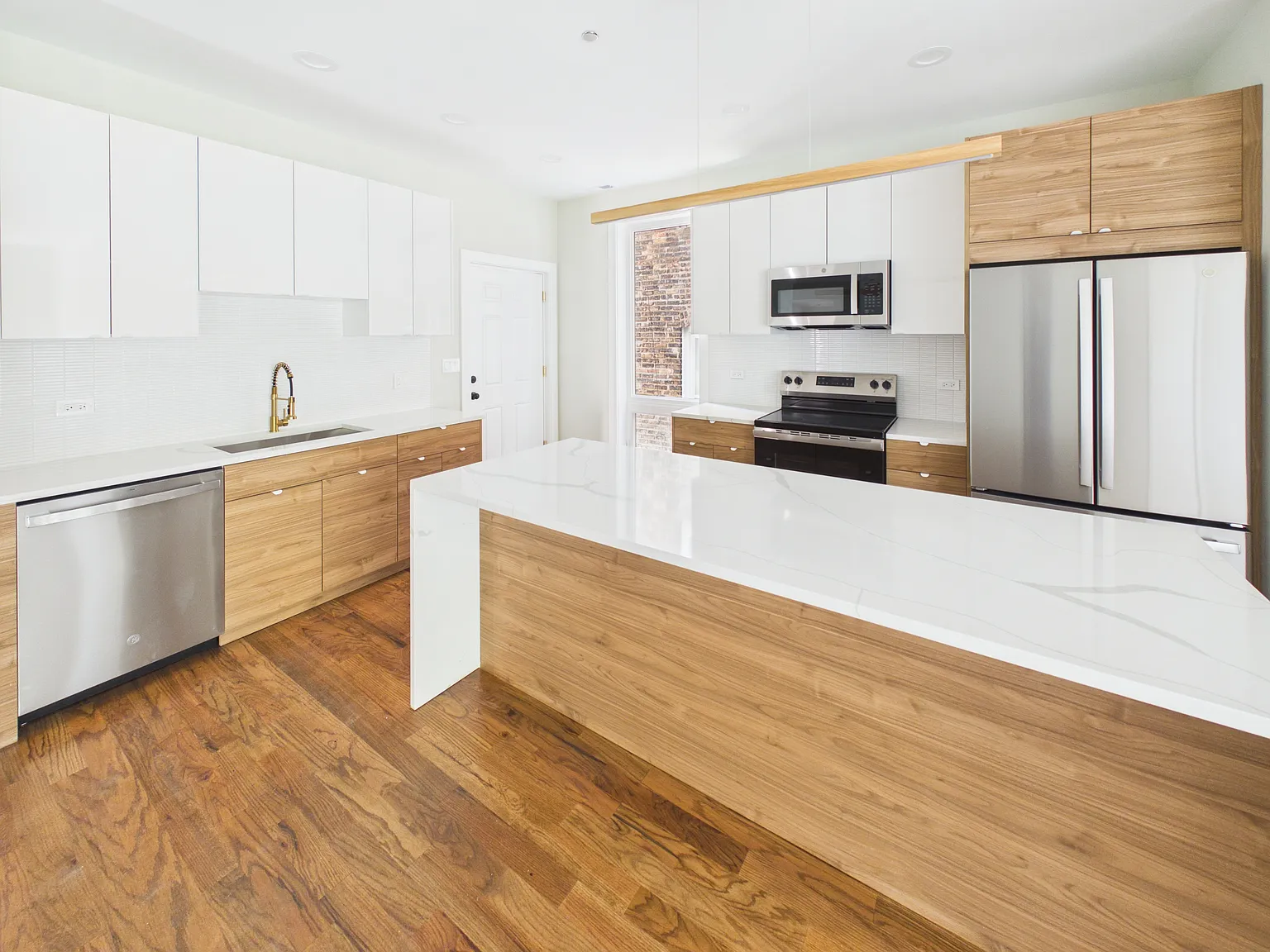 3 bed, 1250 sqft, $2,995 — Photo 4