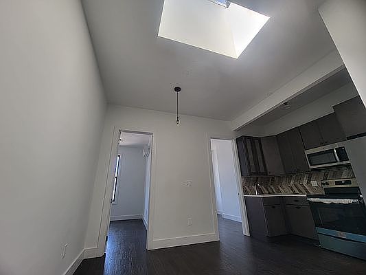 1st image of 422 Lorimer St #3