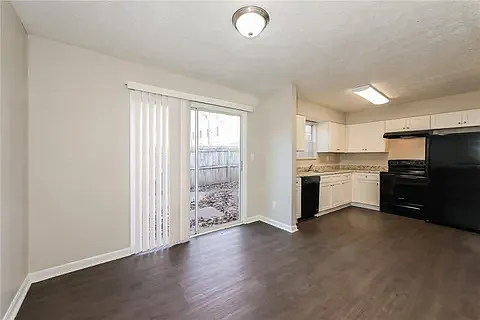 2573 Stratford Ln — Photo 2