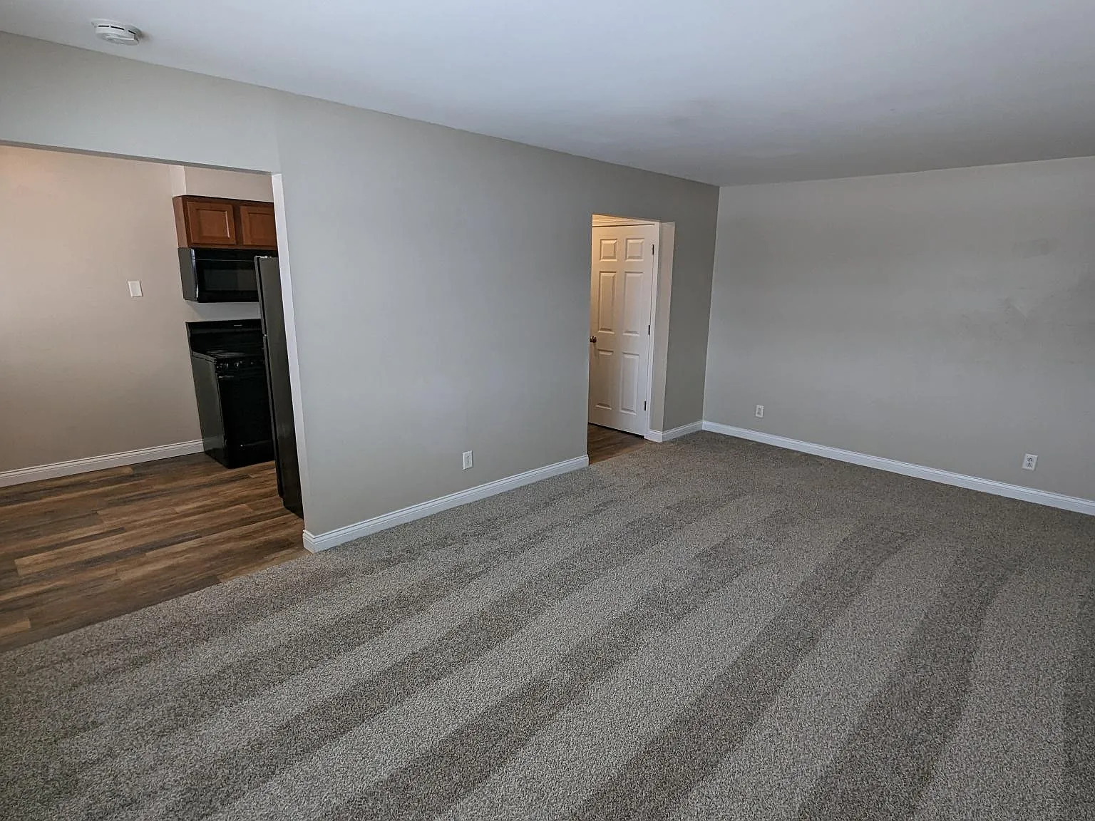 2 bed, 900 sqft, $1,400 — Photo 2