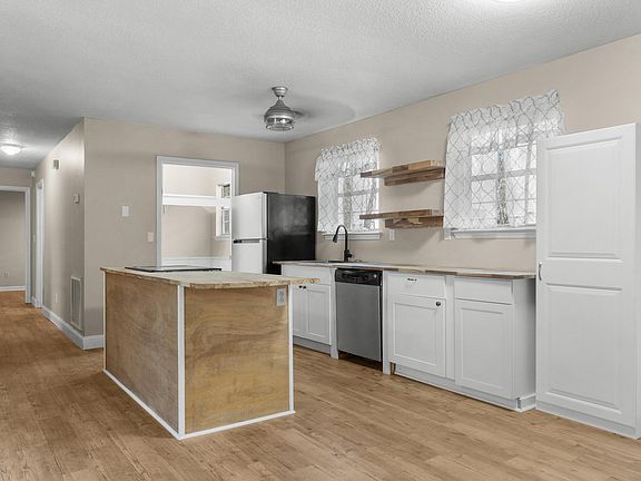 4th image of 377 Smoketree Cir