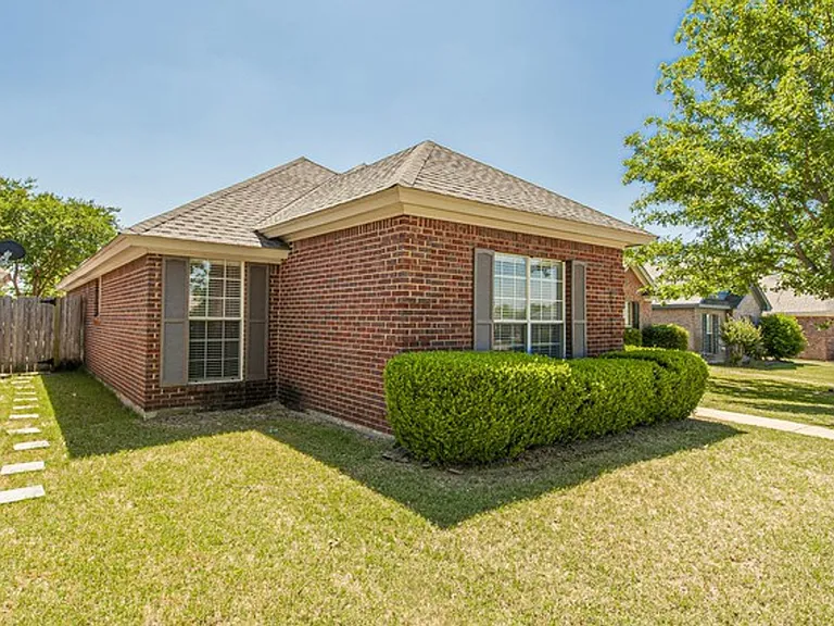 1124 Stafford Dr — Photo 26
