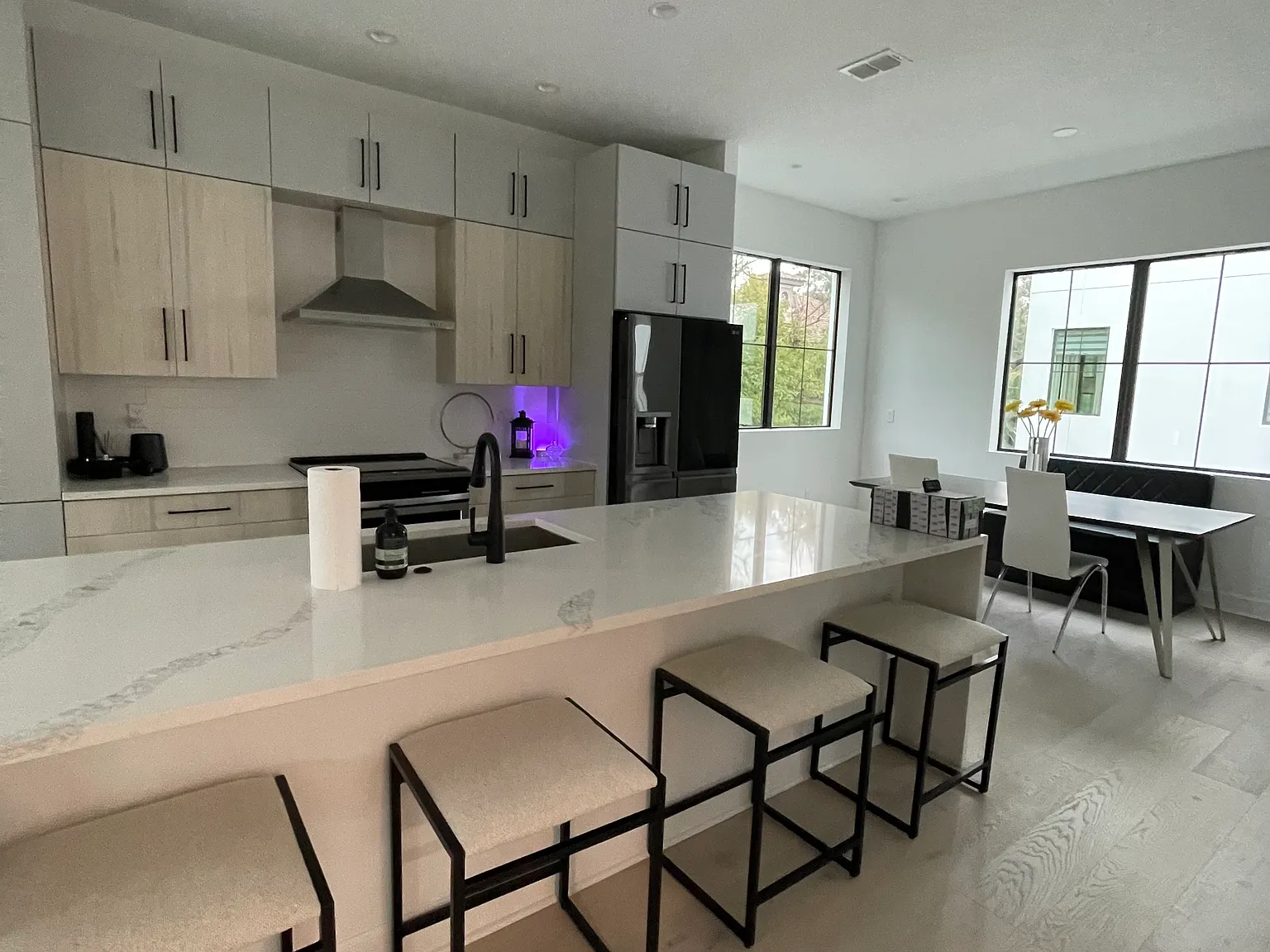 3 bed, 3.5 bath, 2600 sqft, $6,000 — Photo 3