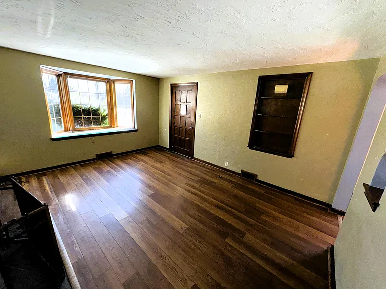 915 Perry Hwy — Photo 17