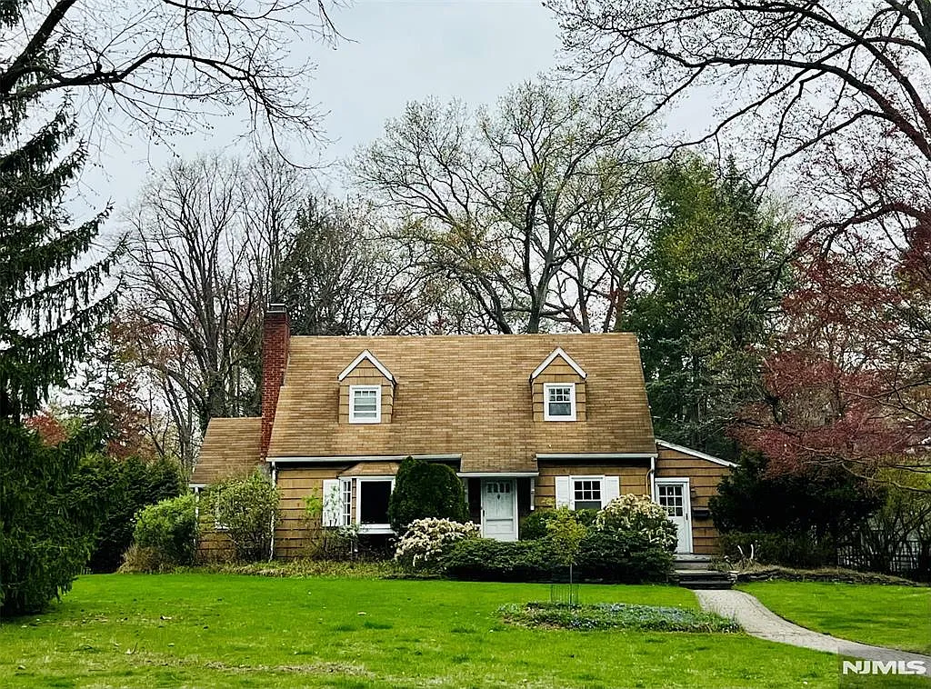 5 bed, 2480 sqft, $6,350 — Photo 1