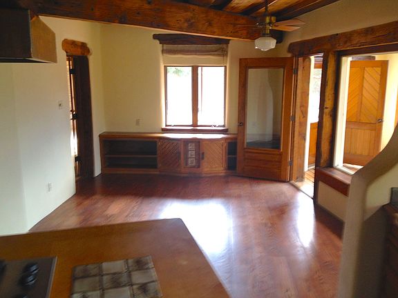 Breakfast/sitting area