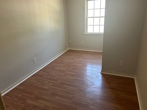 3rd image of 2026 Parkwood Ave APT 2