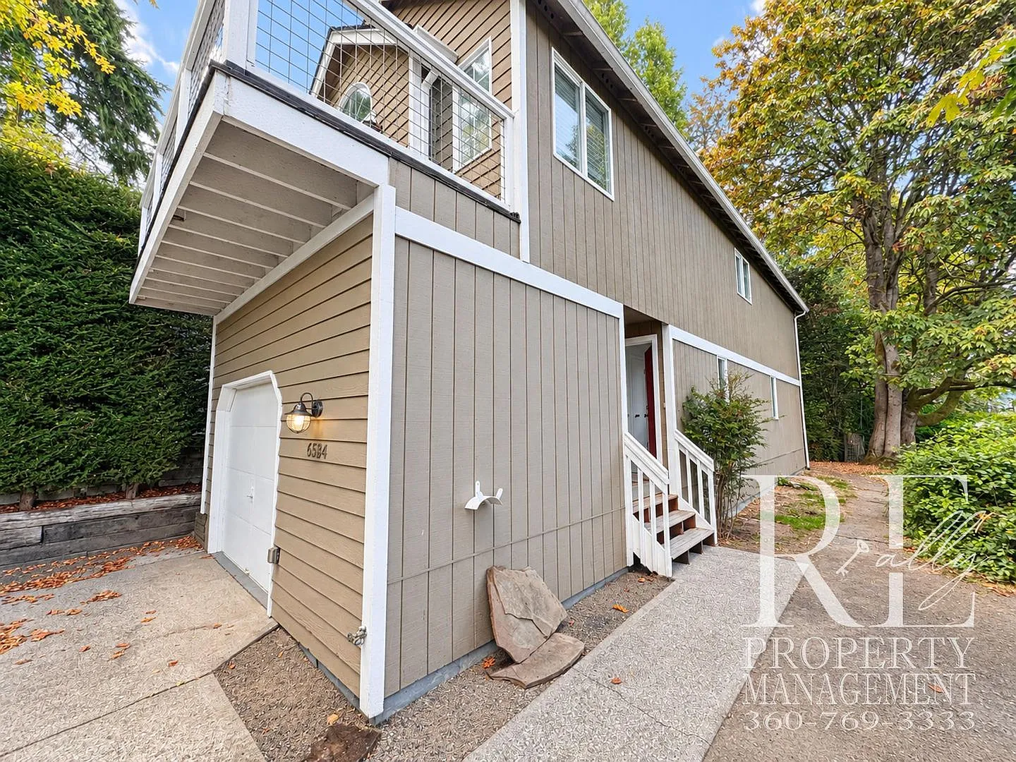 Vaulted Ceilings, Fireplace & Private Deck in Suquamish — Photo 2