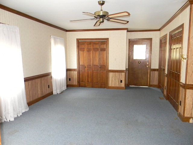 2nd image of 1002 Everett St E