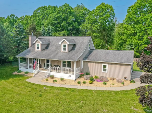 1020 Meadow Lake Ln, Ortonville, MI 48462