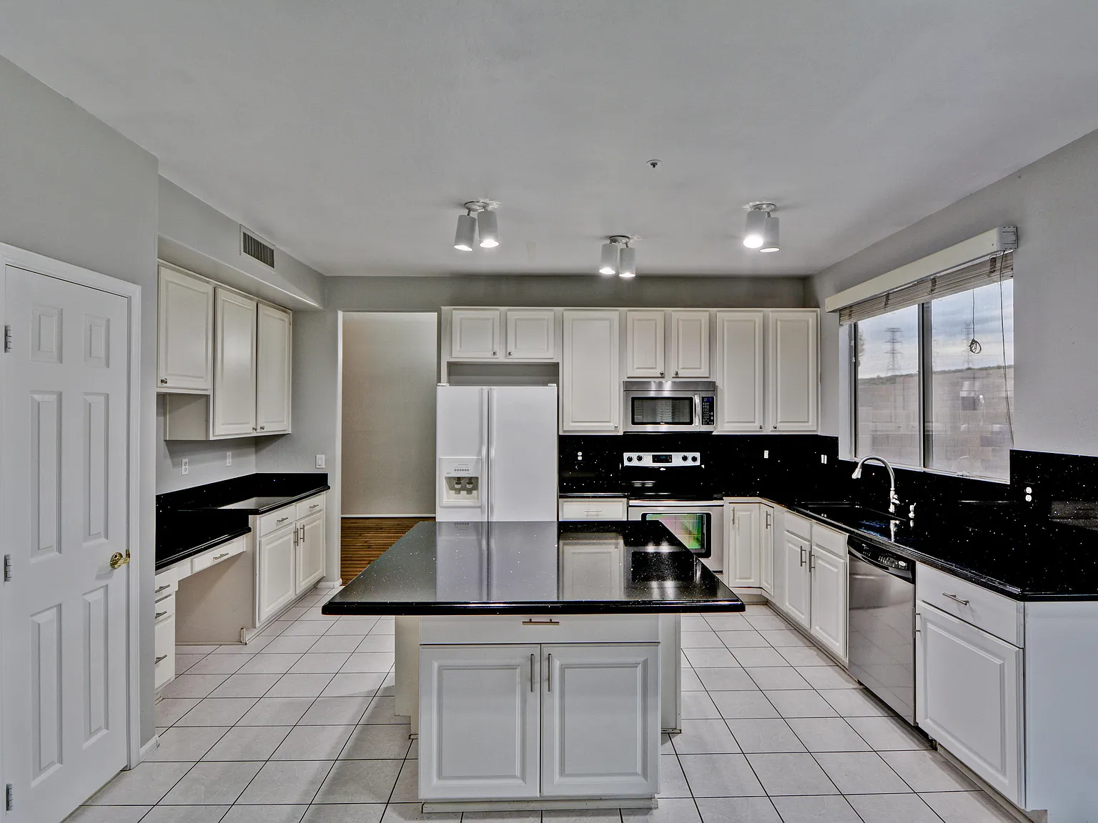 4 bed, 3.0 bath, 2440 sqft, $4,100 — Photo 4