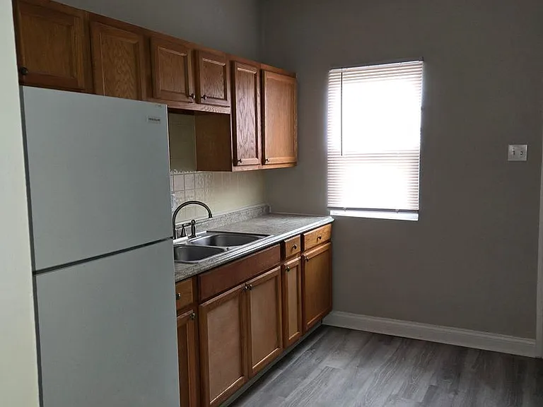 646-648 Carpenter St — Photo 3
