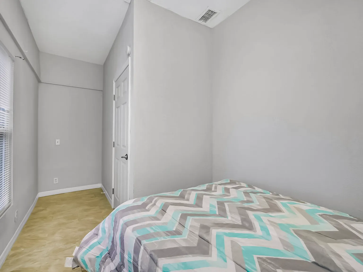 4 bed, 2.0 bath, $862 — Photo 2