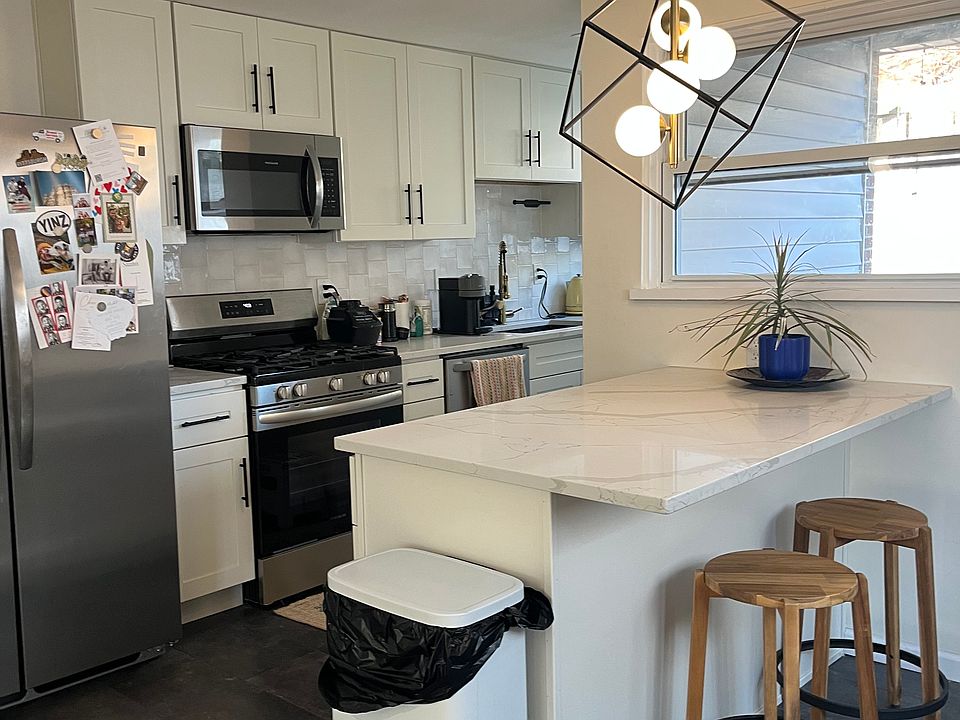Kitchen w/ eat-in area