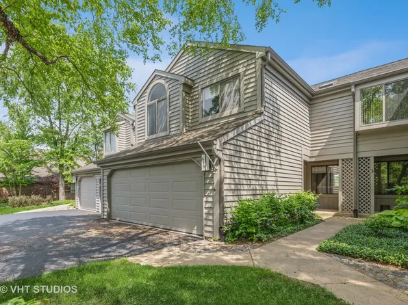 689 Woodbridge Ct #826, Barrington, IL 60010