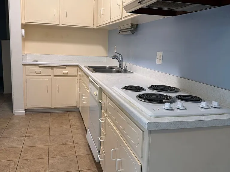 540 Oakdale Ln #J — Photo 8