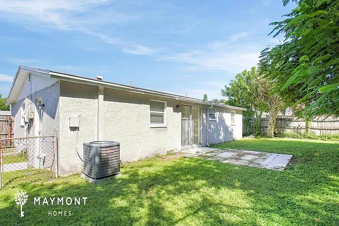 3 bed, 1.0 bath, 895 sqft, $1,945 — Photo 3