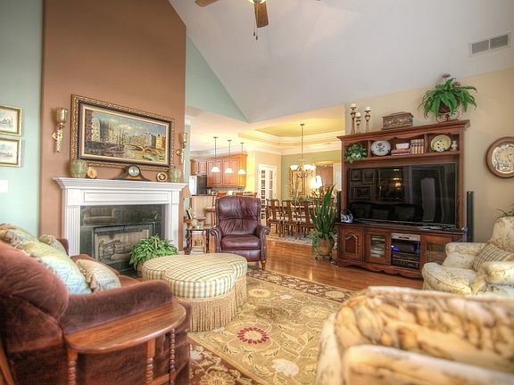 GreatRmVaultedCeilingHardwd