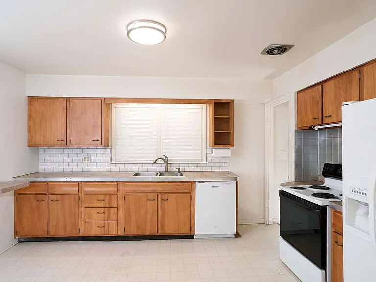 5540 N Garfield Ave — Photo 5