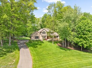 5470 Parkside Dr, Brighton, MI