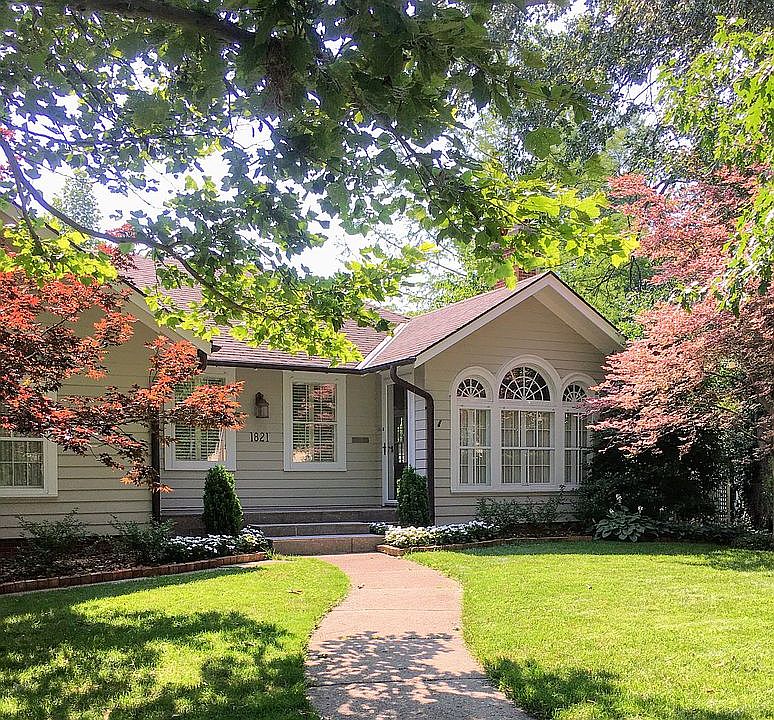 2nd image of 1821 Crest Ave