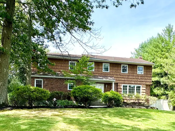 61 Randolph Dr, Dix Hills, NY 11746