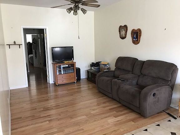 4th image of 215 Bay 13th St