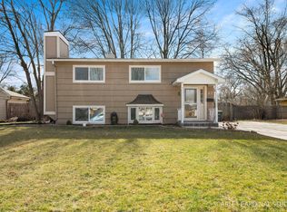 27 Longbeach Rd, Montgomery, IL 60538