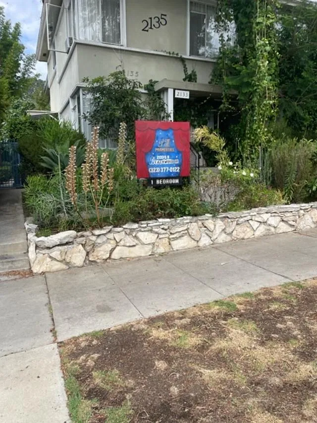 2135 N Beachwood Dr — Photo 1