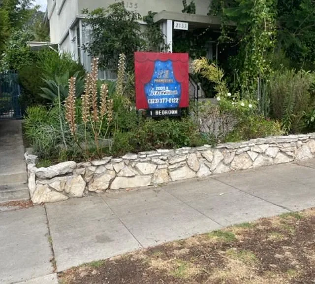 2135 N Beachwood Dr — Photo 1