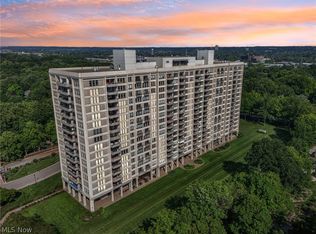 1 Bratenahl Pl APT 1302, Bratenahl, OH 44108