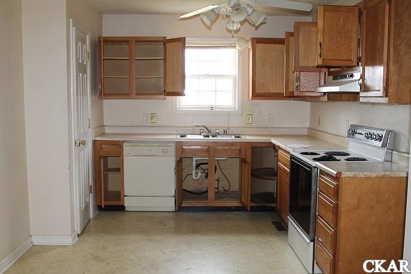 2nd image of 15 Raintree Cir
